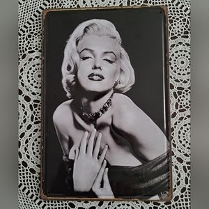 MARILYN MONROE...Queen of Beauty